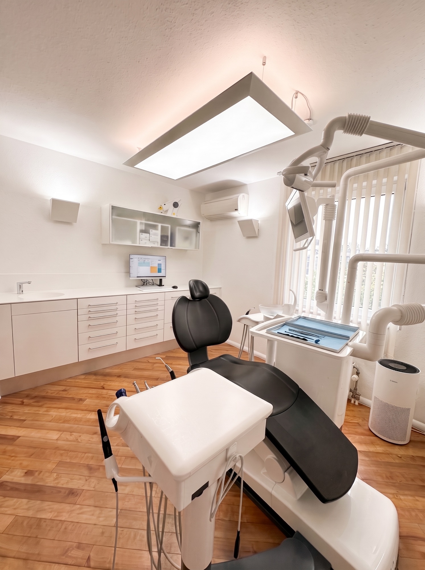 Behandlungszimmer mit Arbeitsfläche und Luftreinigung